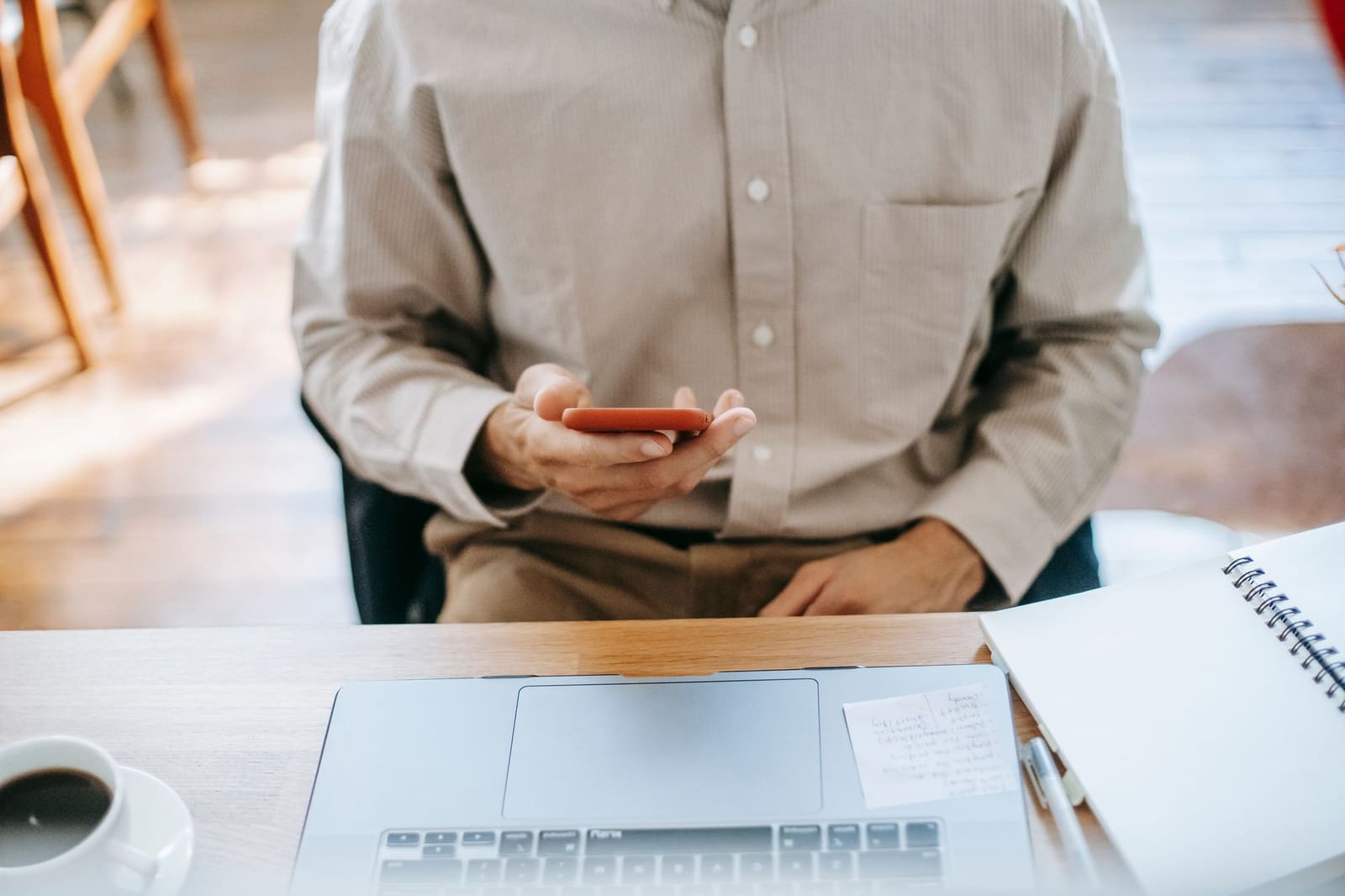 Personne consultant sur son téléphone la fiche Google d'un artisan avec ses avis