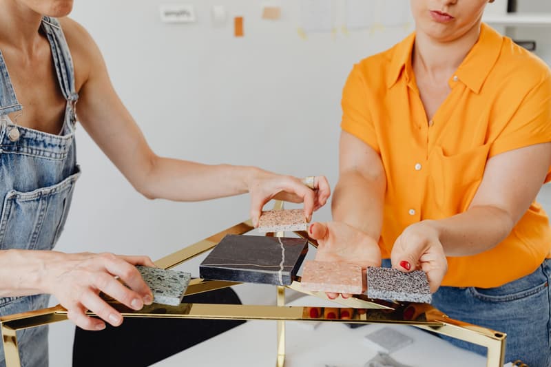 Agenceur d'intérieur examinant un plan de cuisine sur mesure dans son atelier