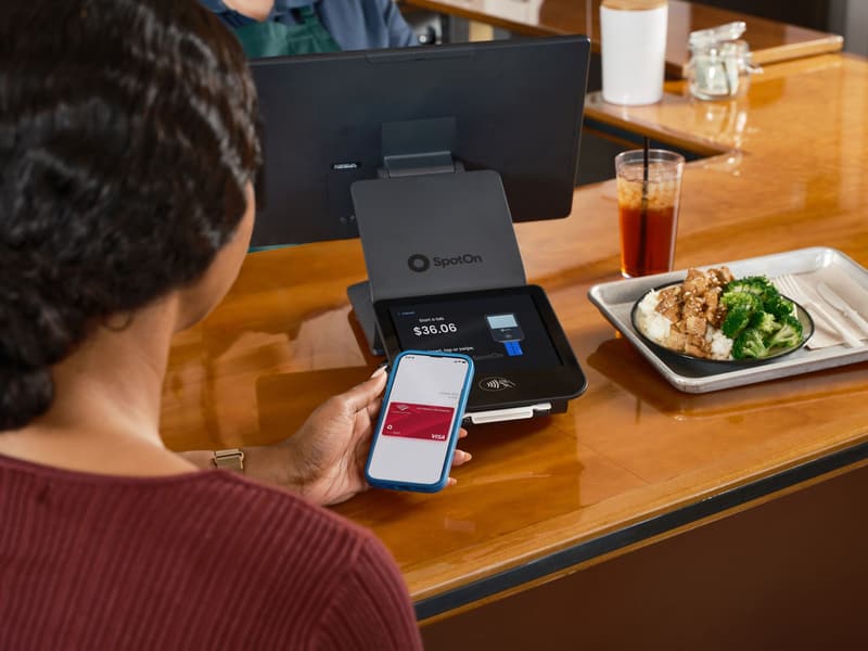 Restaurateur consultant son téléphone au comptoir de son restaurant avant l'ouverture