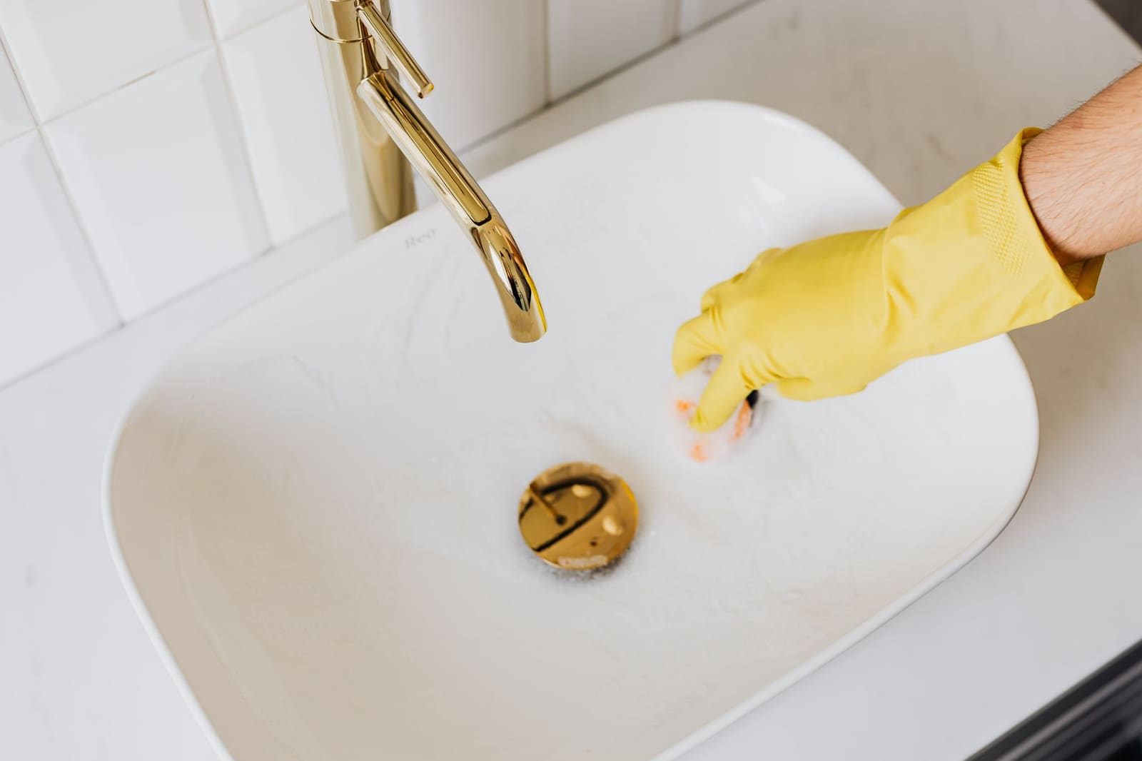 Artisan installateur au travail dans une salle de bains en chantier