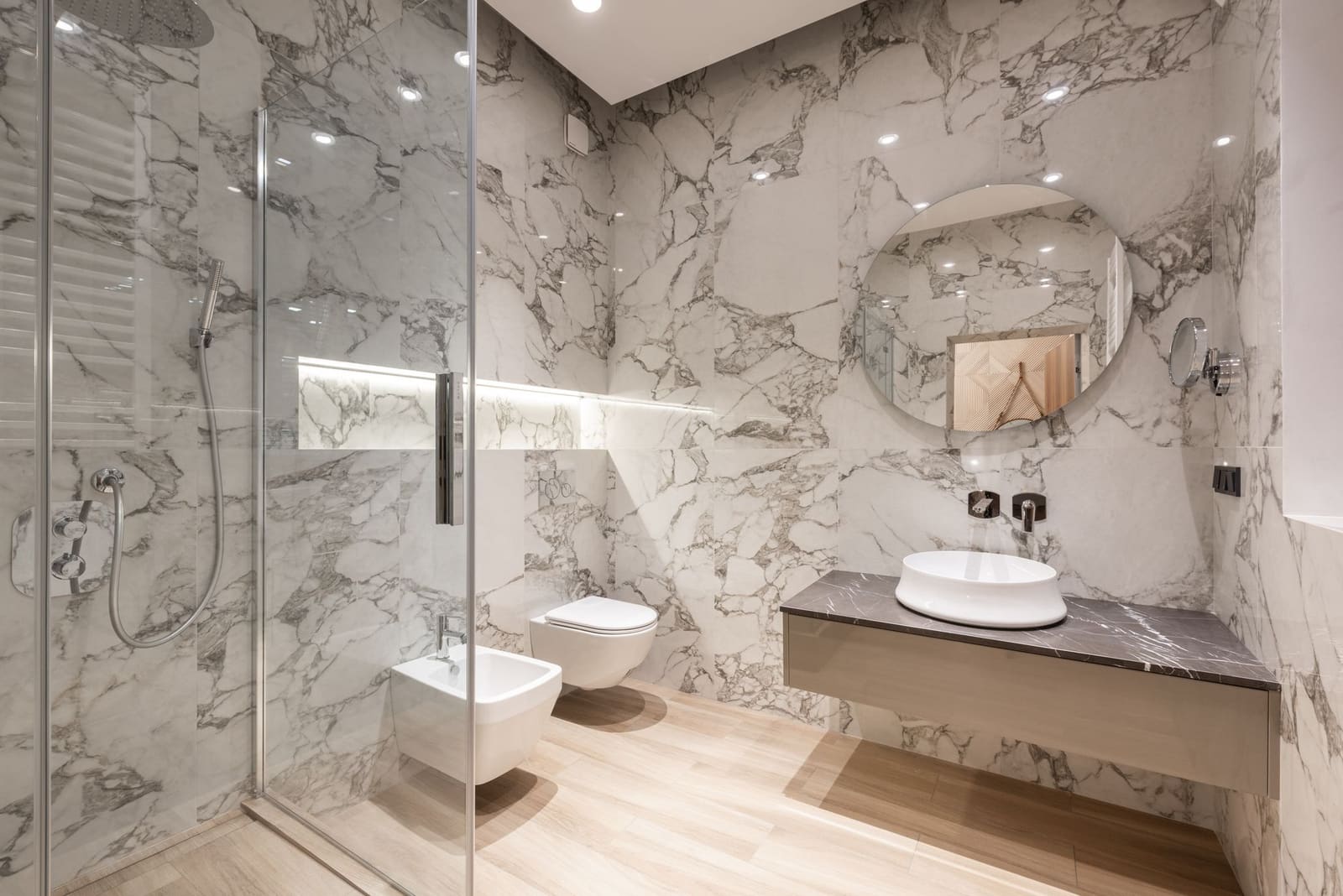 Salle de bains rénovée avec douche à l'italienne et meuble vasque en bois clair